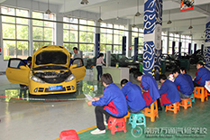学校定期展开考试考核